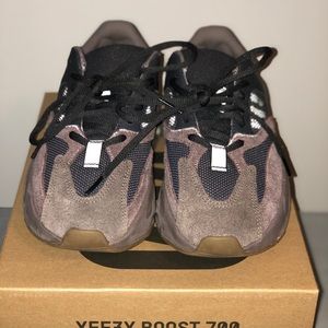Yeezy Boost 700 mauve size 5